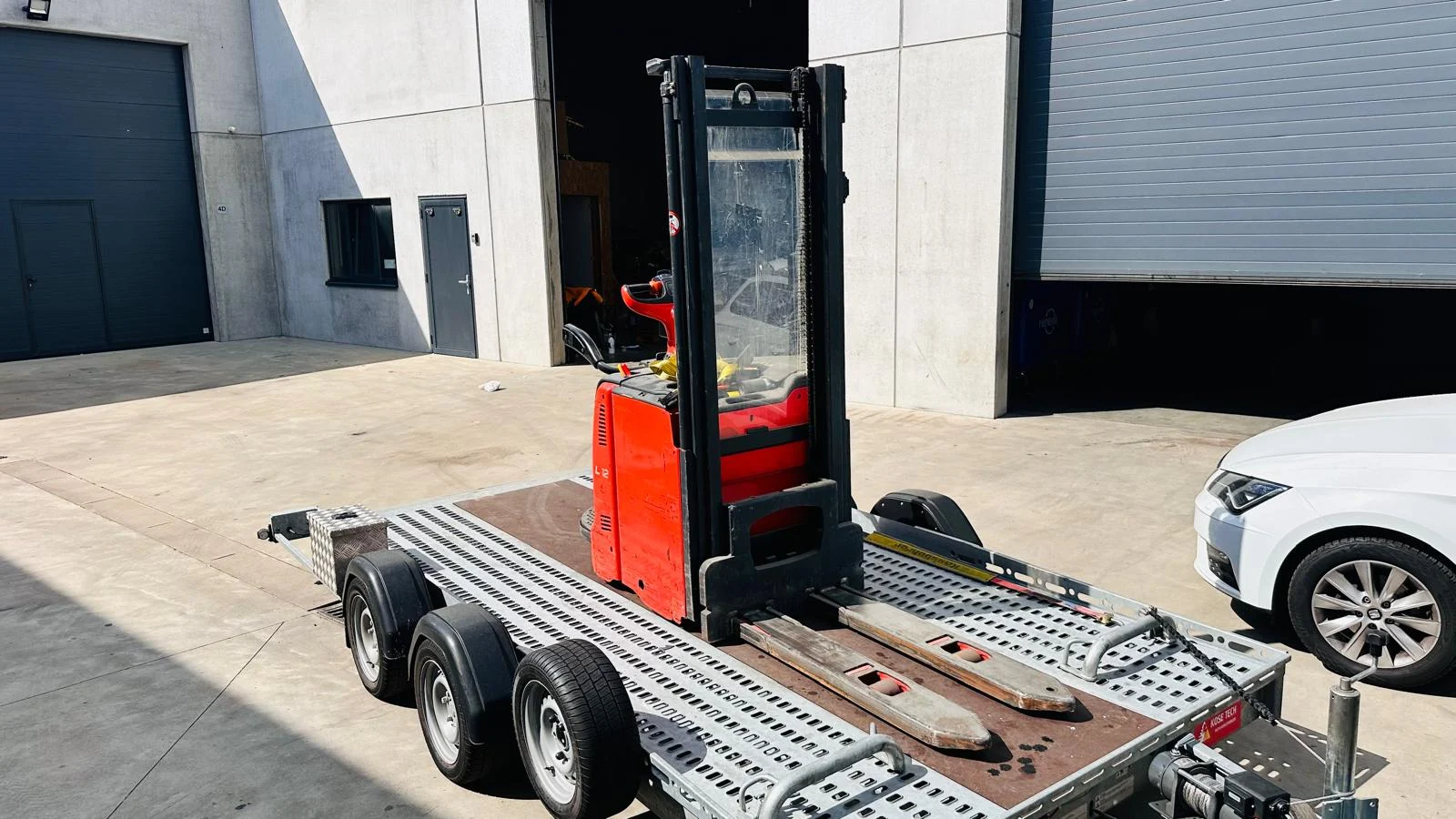 Vorkheftruck op trailer voor magazijn